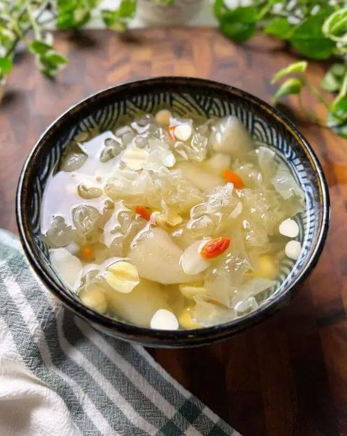 Chè nấm tuyết hạt sen, kỉ tử