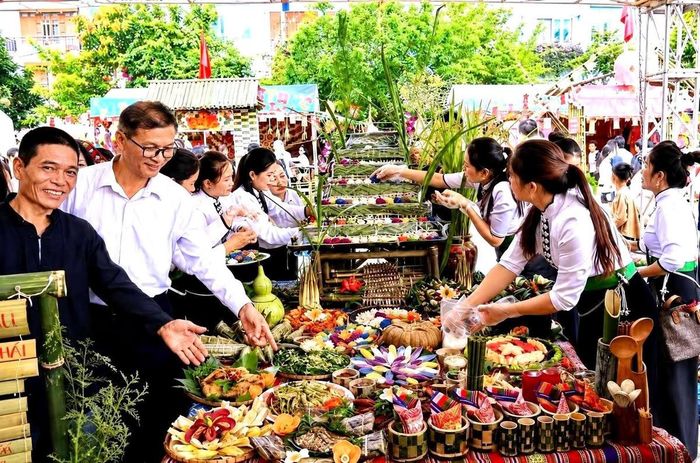 107 doanh nghiệp, hợp tác xã đưa đặc sản vùng miền tới Mộc Châu dịp Quốc khánh. Có 115 gian hàng của 107 doanh nghiệp, hợp tác xã. Ảnh: Sở Văn hóa, thể thao và du lịch tỉnh Sơn La