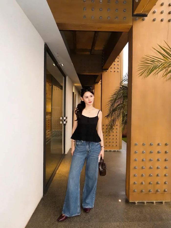 Áo hai dây kết hợp quần jeans là công thức đơn giản cho những ngày muốn mặc thoải mái