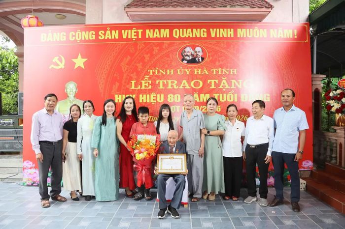 Đại diện lãnh đạo Ban Tổ chức Tỉnh ủy cùng gia đình tặng hoa chúc mừng đồng chí Nguyễn Công Thành.