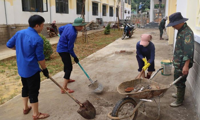 Bộ đội phối hợp với các lực lượng khác đang có mặt khắp các Trường Phổ thông nội trú tại 7 xã biên giới.