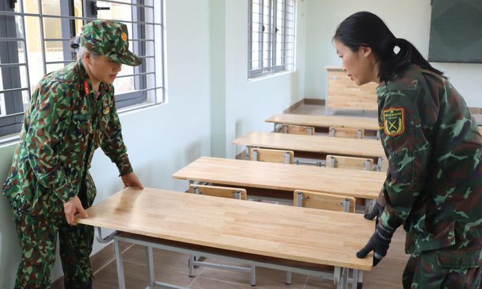 Khoảng 115 cán bộ, chiến sĩ, người lao động của Binh đoàn 15 dọn dẹp vôi vữa thừa tại các dãy nhà, lau chùi phòng học, vệ sinh khuôn viên và sắp xếp bàn ghế tại trường Ia Púch.