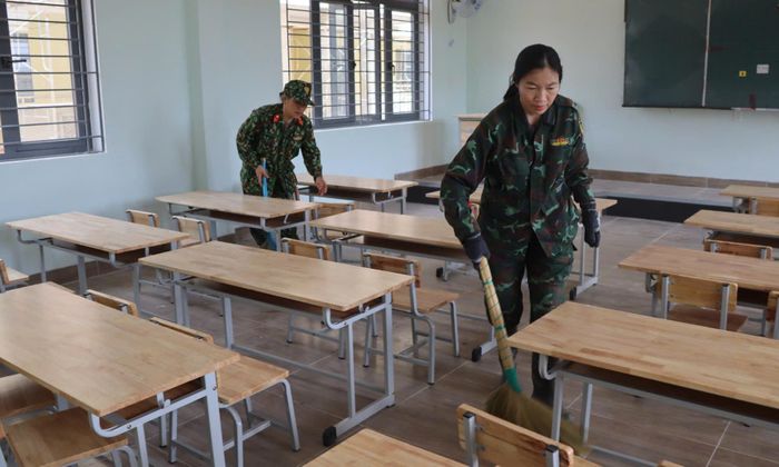 Bàn ghế đã được lắp đặt.