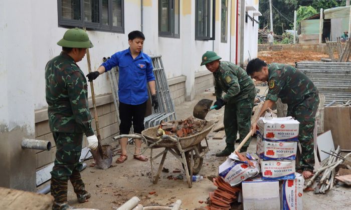 Sáng 28/8, Đoàn Kinh tế - Quốc phòng 717 ra quân hỗ trợ hoàn thiện Trường phổ thông nội trú liên cấp Tiểu học - THCS Ia Púch (xã Ia Púchi)