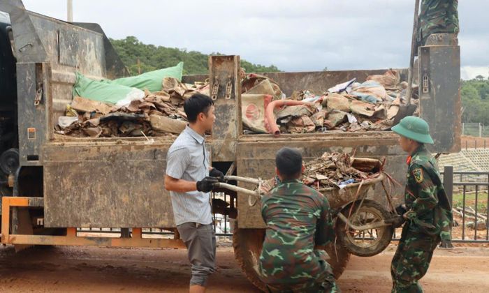 Cùng với công nhân đơn vị thi công, thì các lực lượng vũ trang đang hỗ trợ, góp phần đưa trường hoàn thành đúng tiến độ, kịp phục vụ năm học mới.