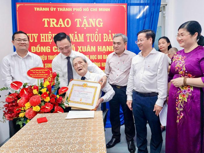 Ông Đặng Minh Thông, Phó Bí thư Thành uỷ TPHCM cùng lãnh đạo phường Hạnh Thông đến trao Huy hiệu 80 năm tuổi Đảng cho hai đảng viên lão thành