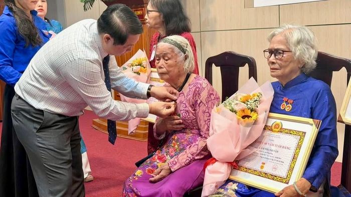 Ông Nguyễn Trí Dũng, Bí thư Đảng uỷ, Chủ tịch HĐND phường Gò Vấp trao Huy hiệu Đảng cho các đảng viên