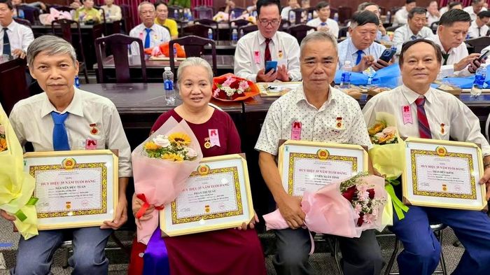Phường Gò Vấp có 271 đảng viên nhận Huy hiệu 35 năm tuổi Đảng trong đợt trao huy hiệu này