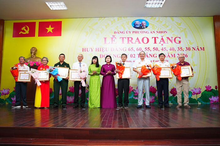 215 đảng viên phường An Nhơn được nhận Huy hiệu Đảng trong dịp này