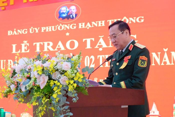  Trung tướng Nguyễn Đức Hải, đảng viên Chi bộ khu phố 3, phường Hạnh Thông nhận Huy hiệu 50 năm tuổi Đảng phát biểu