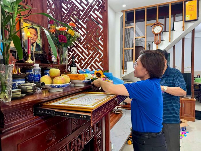   Đảng ủy phường Thông Tây Hội đến tận nhà trao, truy tặng Huy hiệu Đảng cho các đảng viên lão thành và gia đình đảng viên