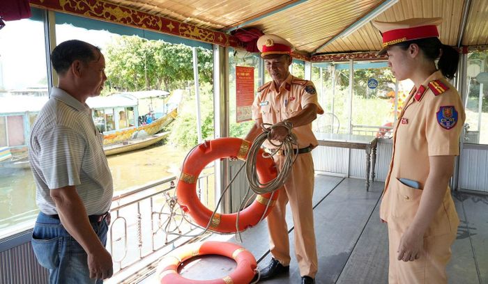 Lực lượng Cảnh sát giao thông tuyên truyền cho các chủ phương tiện và kiểm tra trang thiết bị trên thuyền rồng.