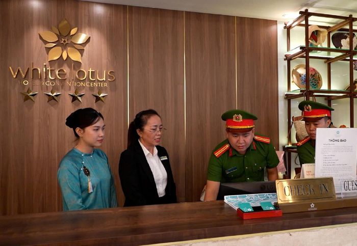 Công an kiểm tra công tác khai báo lưu trú tại một khách sạn.