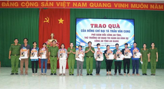 Đại tá Trần Văn Cung, Phó giám đốc Công an tỉnh trao quà cho gia đình chính sách. Ảnh: Anh Túc.