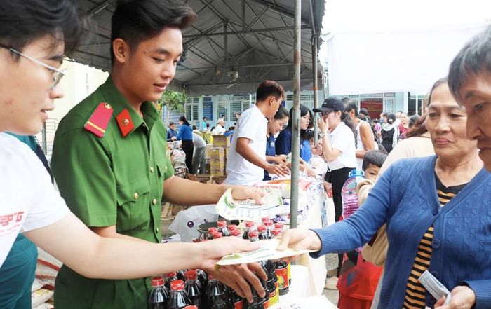 Người dân đến với "Phiên chợ 0 đồng". Ảnh: Anh Túc.