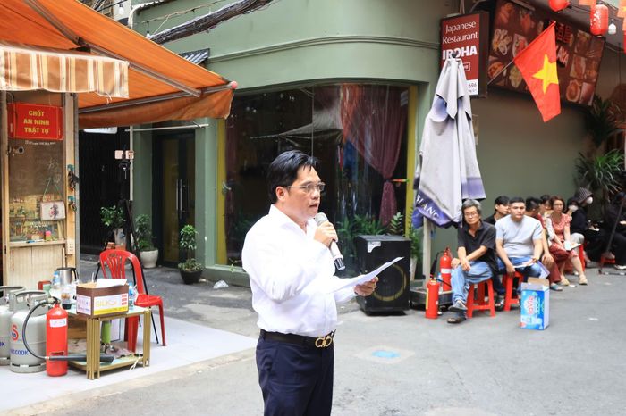Đồng chí Trần Công Hậu, Phó Chủ tịch UBND phường Sài Gòn phát biểu tại buổi thực tập