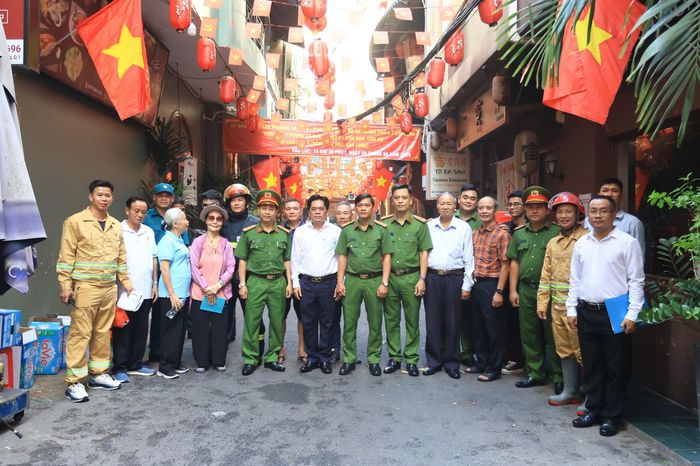 Lãnh đạo UBND phường Sài Gòn chụp ảnh lưu niệm cùng các lực lượng tham gia