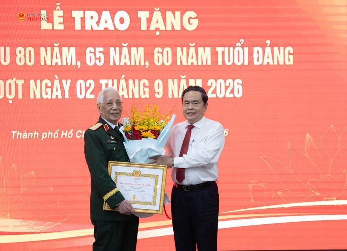 Chủ tịch Quốc hội Trần Thanh Mẫn trao Huy hiệu 80 năm tuổi Đảng tặng đảng viên lão thành Nguyễn Văn Thái