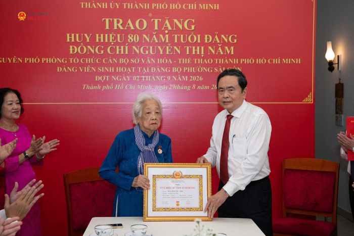 Chủ tịch Quốc hội Trần Thanh Mẫn trao Huy hiệu 80 năm tuổi Đảng tặng đảng viên lão thành Nguyễn Thị Năm