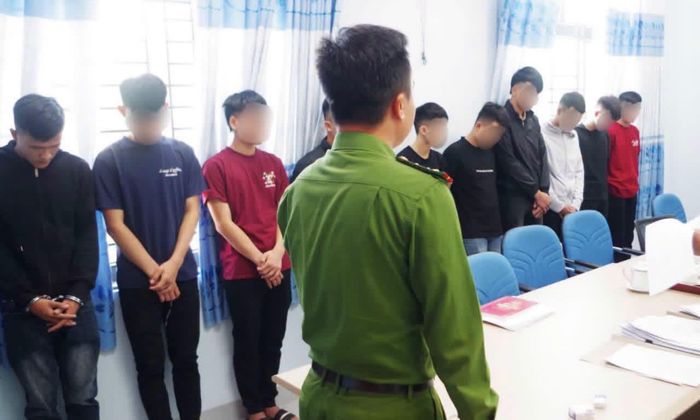 Thực hiện quyết định khởi tố, ra lệnh cấm đi khỏi nơi cư trú 9 bị can và thi hành Lệnh bắt 1 bị can để tạm giam (ngoài cùng bên trái).