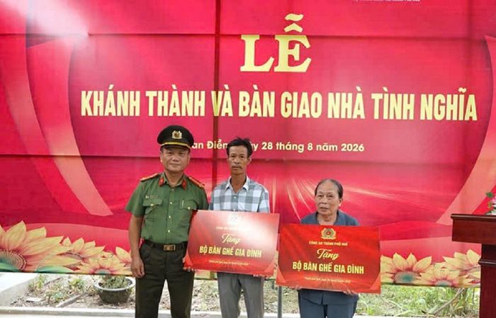 Đại diện Đoàn Thanh niên Công an TP Huế trao quà đến 2 hộ gia đình.