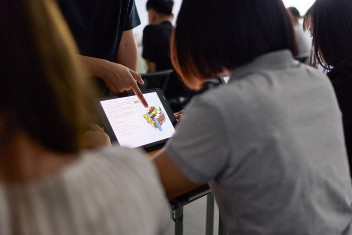 Với việc triển khai Trung Tâm Giáo Dục Apple mới, công ty đang mở rộng các chương trình đào tạo và phát triển kỹ năng cho nhân viên của nhà cung cấp tại Việt Nam.