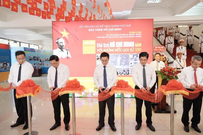 Lãnh đạo thành phố cắt băng khai mạc triển lãm chuyên đề “Chủ tịch Hồ Chí Minh với những mốc lịch sử năm 1946”