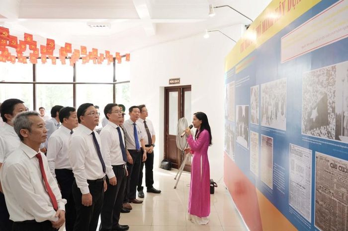 Lãnh đạo thành phố tham quan trưng bày triển lãm chuyên đề “Chủ tịch Hồ Chí Minh với những mốc lịch sử năm 1946”