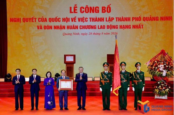 Tổng Bí thư, Chủ tịch nước.Tô Lâm trao Huân chương Lao động hạng Nhất cho Đảng bộ, chính quyền và nhân dân thành phố Quảng Ninh.