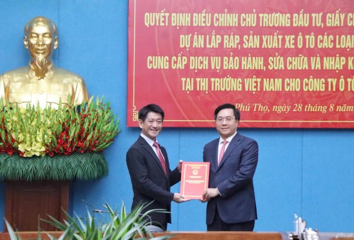  Chủ tịch UBND tỉnh Trần Duy Đông trao Quyết định điều chỉnh chủ trương đầu tư cho Công ty Ô tô Toyota Việt Nam.