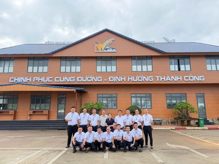 Lãnh đạo, cán bộ nhân viên Trung tâm sát hạch Nam Việt chụp ảnh lưu niệm.