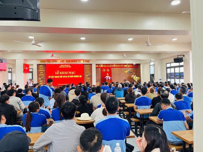 Hàng trăm học viên háo hức tham dự lễ khai mạc kỳ sát hạch cấp GPLX cơ giới đầu tiên tại Trung tâm dạy lái Nam Việt.