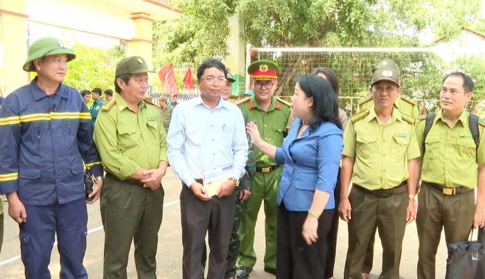 Phó Bí thư Thường trực Tỉnh ủy Cao Thị Hòa An thăm hỏi, động viên lãnh đạo xã và các lực lượng tham gia chữa cháy rừng tại Tiểu khu 313.