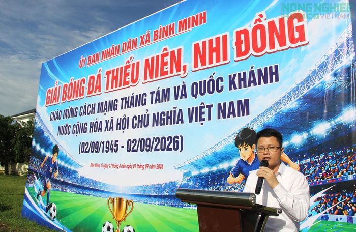 Phó Chủ tịch UBND xã Bình Minh Vũ Văn Quyền phát biểu khai mạc giải đấu.