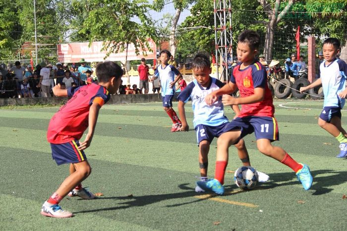 Ngay sau lễ khai mạc là các trận đấu được diễn ra hấp dẫn, thu hút đông đảo Nhân dân đến xem và cỗ vũ. 