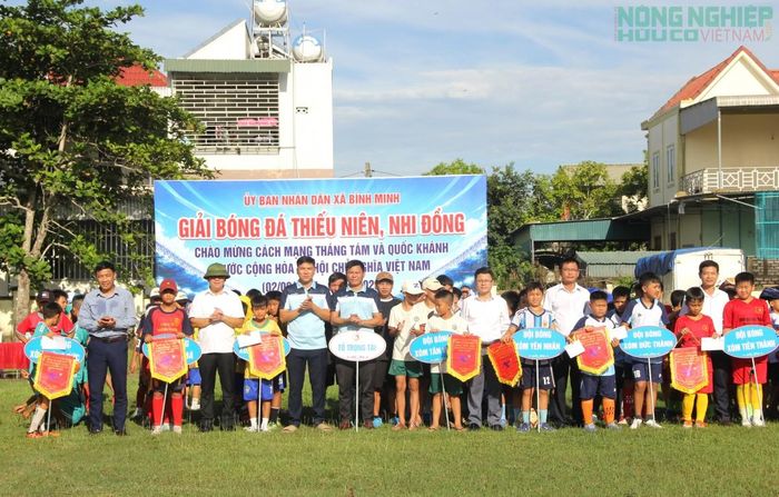 Đại diện Ban tổ chức tặng cờ lưu niệm cho các đội bóng tham gia.