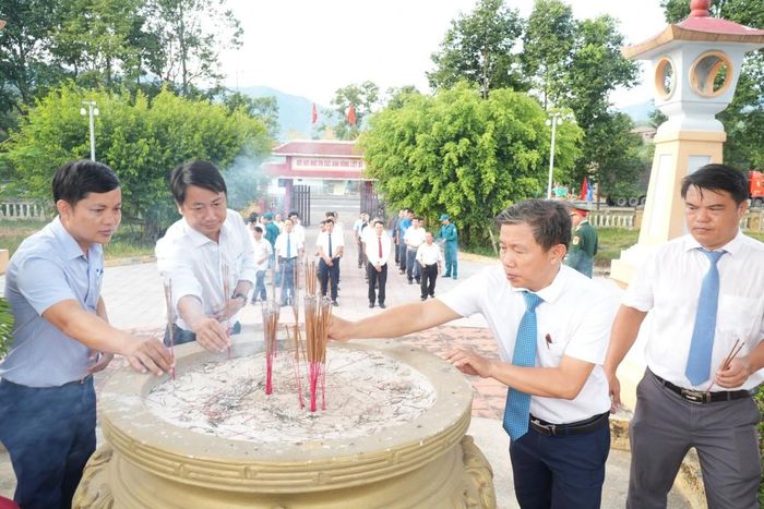 ...các đoàn đại biểu đã đến các Nghĩa trang Liệt sĩ trên địa bàn xã, thành kính dâng hoa, dâng hương tưởng nhớ các Anh hùng Liệt sĩ...