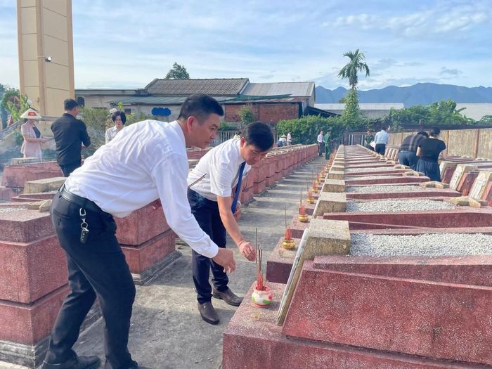 Mỗi nén hương được thắp lên mang theo tình cảm, lòng biết ơn và trách nhiệm của thế hệ hôm nay...