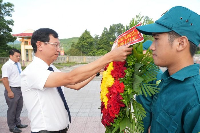 ...các đoàn đại biểu đã đến các Nghĩa trang Liệt sĩ trên địa bàn xã, thành kính dâng hoa, dâng hương tưởng nhớ các Anh hùng Liệt sĩ...