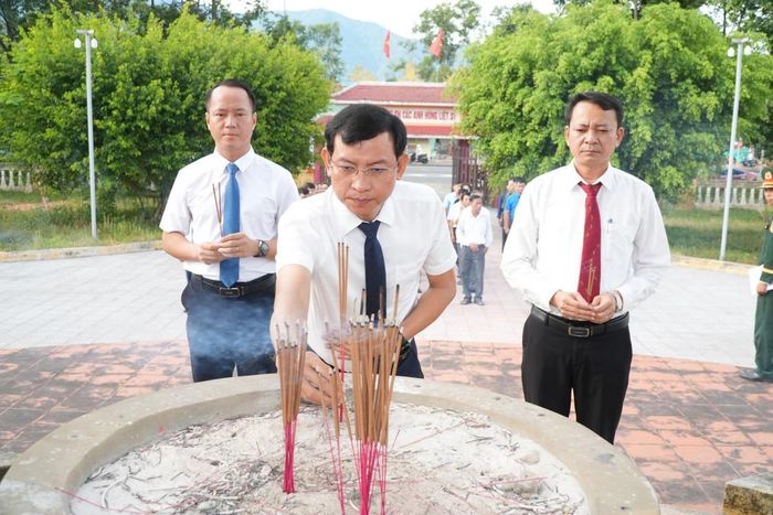 ...các đoàn đại biểu đã đến các Nghĩa trang Liệt sĩ trên địa bàn xã, thành kính dâng hoa, dâng hương tưởng nhớ các Anh hùng Liệt sĩ...