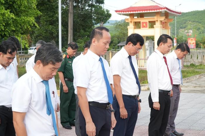 ...một phút mặc niệm, bày tỏ lòng biết ơn sâu sắc đối với các anh hùng liệt sỹ...