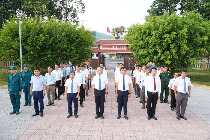 Sáng 28/8/2026, xã Chân Mây - Lăng Cô tổ chức viếng Nghĩa trang Liệt sĩ trên địa bàn xã.