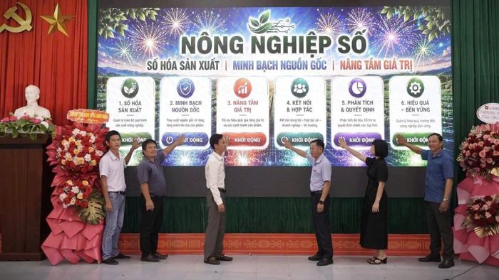 Các đại biểu thực hiện nghi thức khởi động chương trình “Nông nghiệp số”, đánh dấu bước tiến trong số hóa sản xuất, truy xuất nguồn gốc, kết nối hợp tác và nâng cao hiệu quả nông nghiệp.