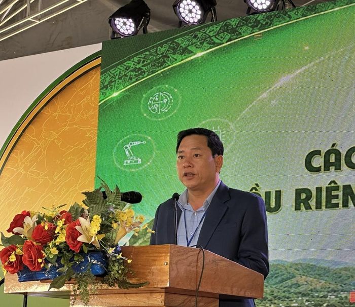 Ông Lê Hồng Văn, Chủ tịch UBND xã Krông Năng phát biểu khai mạc hưởng ứng Lễ hội Sầu riêng Đắk Lắk năm 2026.