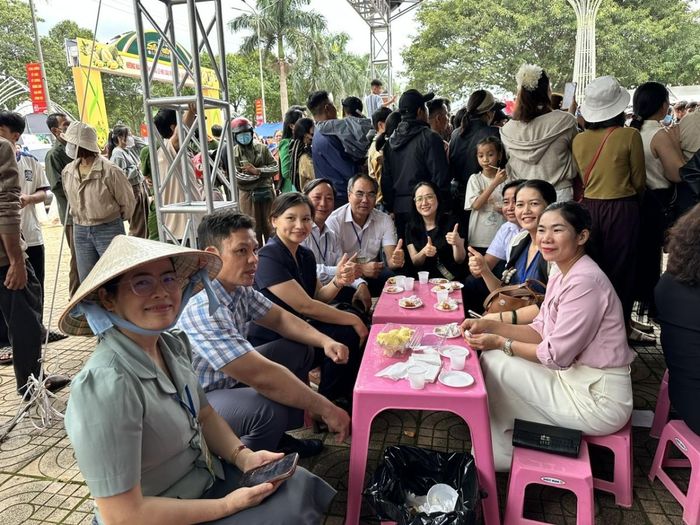 Lãnh đạo địa phương, cùng người dân thưởng thức những mũi sầu riêng thơm ngon, mang đậm hương vị của vùng đất Krông Năng.