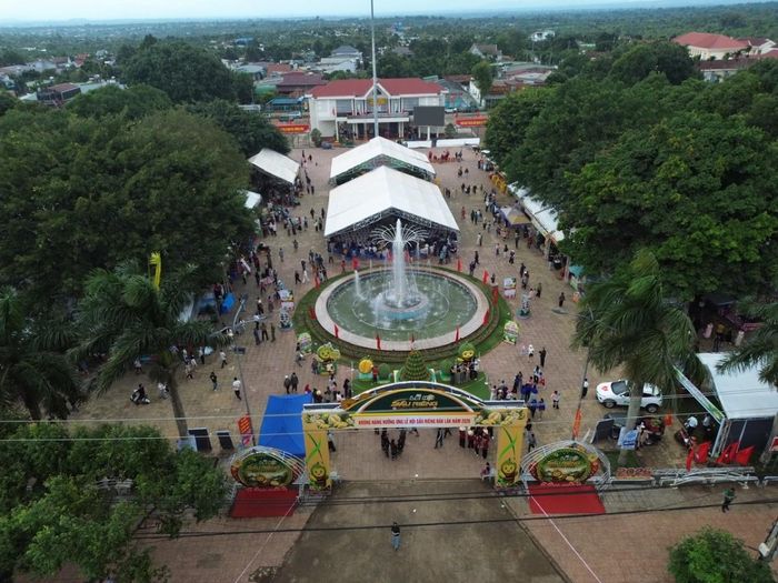 Không gian hưởng ứng Lễ hội Sầu riêng Đắk Lắk năm 2026, xã Krông Năng nhìn từ trên cao.