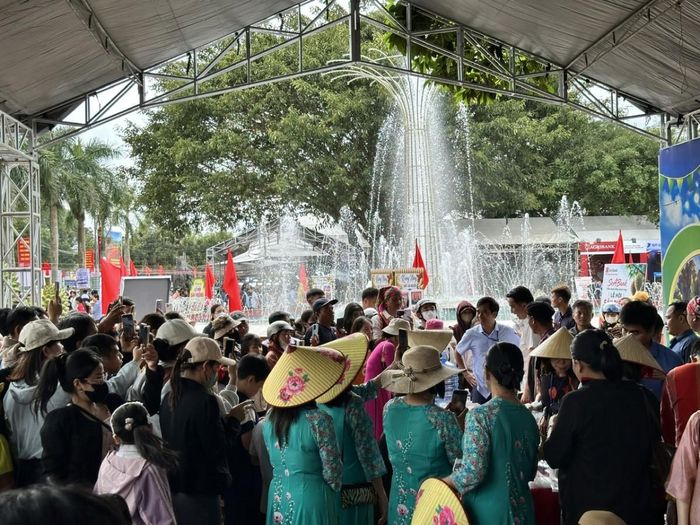 Đông đảo người dân du khách tham gia, thưởng thức những múi sầu riêng miễn phí tại lễ hội Sầu riêng xã Krông Năng.