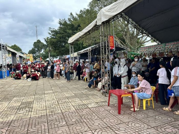 Buổi lễ khai mạc thu hút đông đảo người dân, du khách thập phương tham dự.