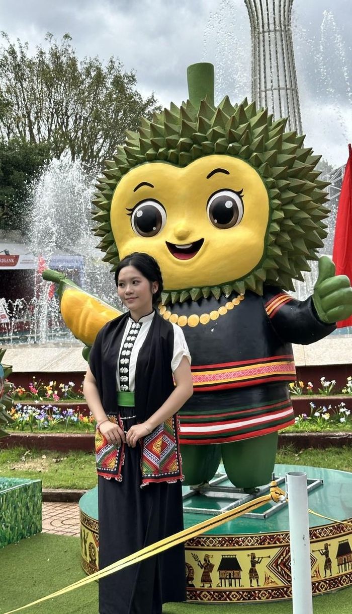 Giới trẻ hào hứng tham gia chụp ảnh lưu niệm bên trong không gian lễ hội.