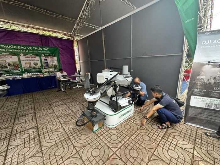 Những máy bay không người lái phục vụ sản xuất nông nghiệp được trưng bày, giới thiệu tại lễ hội, thu hút người dân, doanh nghiệp đến trải nghiệm, tham khảo.